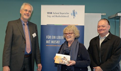 Johanna Fischer wird auf dem Musikschultag in N&uuml;rnberg 2025 von Markus Lentz als erste Vorsitzende der LEV verabschiedet. Foto: VBSM/Silja Eisenweger