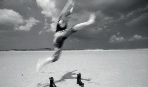 Zwischen Freiheit, Vergangenheitsbew&auml;ltigung und Ostsee-Feeling:  Jugendlicher auf Hiddensee. Foto: Peter Brunde/ITWORKS!