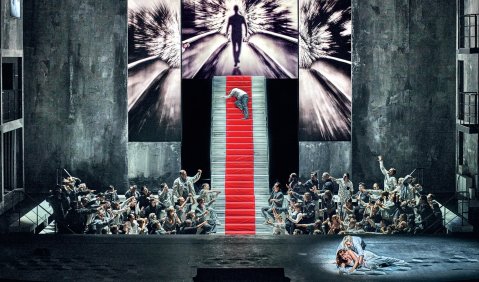 Titelbild:Ausgerechnet &bdquo;Rienzi&ldquo;: Zum 150. Geburtstag der Bayreuther Festspiele stand ausnahmsweise jene Oper Richard Wagners auf dem Spielplan, die nicht zum Kanon der Festspiele geh&ouml;rt. Regie f&uuml;hrten Alexandra Szemer&eacute;dy und Magdolna Parditka. Foto: Enrico Nawrath