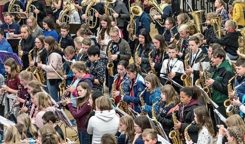 Gemeinsam Zukunft gestalten: Junge Musikerinnen und Musiker beim Massenspiel. Foto: Landesmusikakademie Hessen