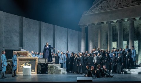 Norma (Roberta Mantegna, oben stehend). © Tom Schulze 