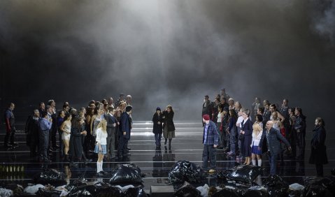 Die Lehrerin hat ein besonderes Auge auf Peter Grimes zweiten Lehrjungen. Die Mitb&uuml;rger sehen das sehr skeptisch. &copy; Thomas M. Jauk