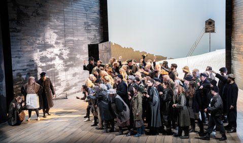 Links: Betsy Horne (Ellen Orford), Marie-Sophie Janke (Auntie), Oğulcan Yilmaz (Balstrode). Rechts: Opernchor. ©Stephan Walzl