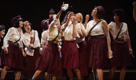 Vida Miknevičiūtė (Lisa), Michal Doron (Pauline), Damen des Sächsischen Staatsopernchors Dresden  © Semperoper Dresden/Ludwig Olah