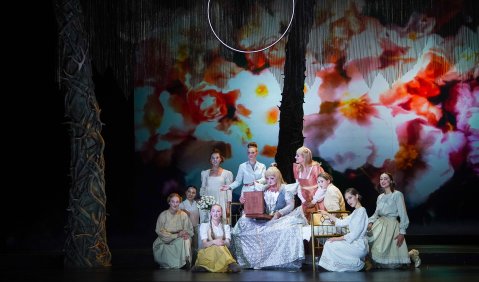 Agnieszka Hauzer (Agathe) | Bryndís Guðjónsdóttir (Ännchen) | Solistinnen des Jugendchores der Akademien am Theater Kiel (Brautjungfern). Foto: Olaf Struck