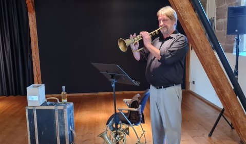 Willi Budde hatte zur Ausstellungseröffnung mehrere unterschiedliche Hörner mitgebracht – sie stehen gleichermaßen für den Einsatz als Signalhörner im Krieg und als Instrumente der Stadtmusiker und Orchester, die Orte einer bürgerlichen Musikkultur. 