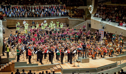 Ein großes Jugendorchester im geometriebetonten Saal der Berliner Philharmonie