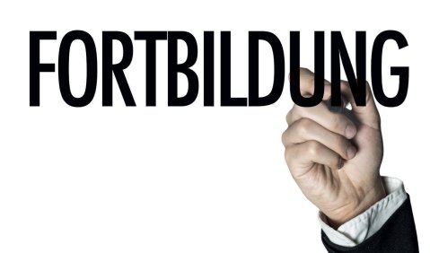 Ein großer Schriftzug in Großbuchstaben "Fortbildung" auf weißem Hintergrund.  Von schräg unten kommt eine Hand aus einem Anzugärmel ins Bild.