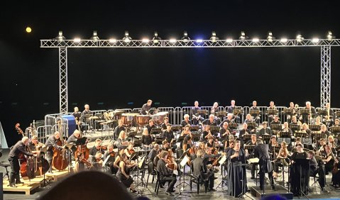 Der Mond schaut zu bei der G&ouml;tterd&auml;mmerung in Ravello. Foto: Michael Ernst