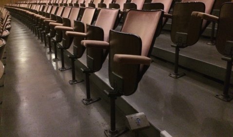 In die Jahre gekommen: die Reihe 9 im Nationaltheater Mannheim. Foto: mku