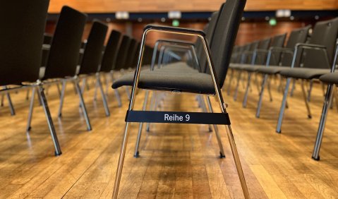 Reihe 9 im großen Saal im „congress centrum weimarhalle“. Foto: mku