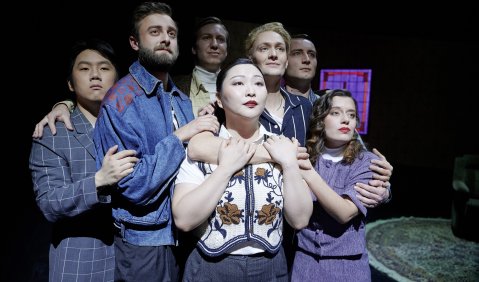 DIE WEISSE ROSE: (v.l.n.r.) Sanggyun Ha (Christoph Probst), Jonathan Koch (Schmorell), Alexander Rampp (Professor Huber), Hanna Park (Sophie Scholl), Nico Lindheimer (Hans Scholl), Felix Kober (Willi Graf), Meiling Daniell-Greenhalgh (Anette) / Foto: Stephan Floss DIE WEISSE ROSE: (v.l.n.r.) Sanggyun Ha (Christoph Probst), Jonathan Koch (Schmorell), Alexander Rampp (Professor Huber), Hanna Park (Sophie Scholl), Nico Lindheimer (Hans Scholl), Felix Kober (Willi Graf), Meiling Daniell-Greenhalgh (Anette) / Foto: Stephan Floss