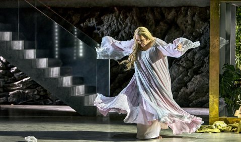 Siegfried. III. Aufzug. Catherine Foster (Brünnhilde). Foto: © Bayreuther Festspiele / Enrico Nawrath Siegfried. III. Aufzug. Catherine Foster (Brünnhilde). Foto: © Bayreuther Festspiele / Enrico Nawrath