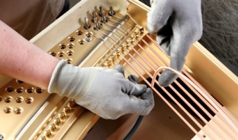 Viele Prozesse im Klavierbau werden heute von Maschinen übernommen. Der Bezug der Saiten, die Bearbeitung der Hämmer und die Intonation können noch immer nur von Menschen geleistet werden. © Grotrian-Steinweg, Braunschweig