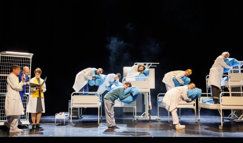 theater f&uuml;r niedersachsen: &bdquo;Stimmen im Kopf&ldquo;, im Bild: Guido Kleineidam (Dr. Stefan Thomsen), &Ouml;mer &Ouml;rgey (Lars R&ouml;der), Silke Dubilier (Dr. Cordula Stroessner), Daniel Wernecke (Daniel), Lorin Goltermann (Philipp Br&ouml;king), Annemarie Purkert (Nadine Gerling), Jack Lukas (Jamie Grotherjahn), Jonas Heinle (Hannes Kr&ouml;ger), Marion Wulf (Eva Neuwirth), Natalie Patricia Friedrich (Cora Majowski (Herbert)). Foto: Tim M&uuml;ller