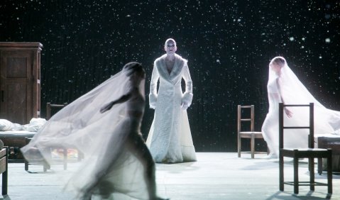 Wer sich auf die Schneekönigin einlässt, läuft Gefahr, auf Dauer zu erstarren. An der Semperoper Dresden spielt der renommierte Bass Georg Zeppenfeld die „Snow Queen“ mit diabolischer Grandezza. Foto: Mark Schulze Steinen/Semperoper Dresden