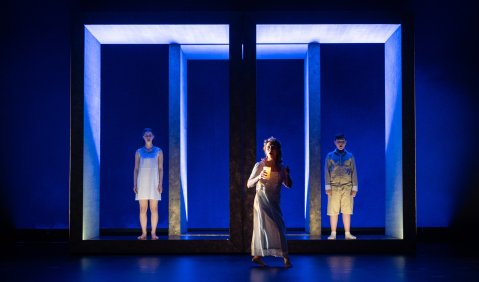 The Turn of the Screw – Neima Fischer (Flora), Mélanie Boisvert (Gouvernante), Elias Nickel (Miles). © Stephan Walzl