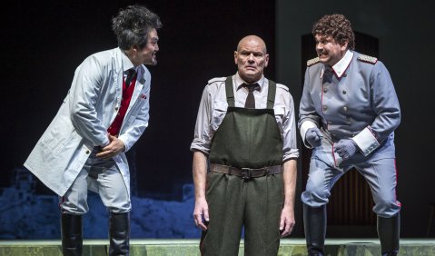 Changjun Lee (Doktor), Bo Skovhus (Wozzeck), Peter Lodahl (Hauptmann). Foto: Olaf Malzahn