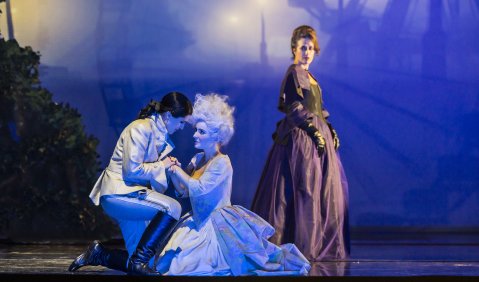 Frederike Schulten (Octavian), Karola Sophia Schmid (Sophie), Evmorfia Metaxaki (Die Feldmarschallin Fürstin Werdenberg). Foto: Jochen Quast