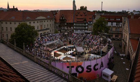 Inmitten der Braunschweiger Altstadt steht das moderne Amphitheater. Außen prangt in großen Lettern: TOSCA