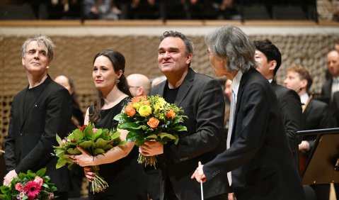 Die Solisten, der Komponist und der Dirigent der „Cantata in tempore belli“. Foto: Michael Zapf