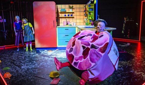 Die Presswurst leidet unter schlimmsten Bl&auml;hungen &ndash; die Kinder hatten ihr unter das Essen eine geh&ouml;rige Menge Chili untergemischt. Foto: &copy; Bettina Stoess