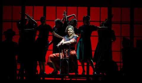 Sophie Rennert (Carmen) und Flamencotänzerinnen  © Markus Tordik