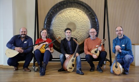Die Schwestern der Mandoline mit Ihren Spielern und Spielerinnen: (v. l.) Bağlama (Sedat Boyraz), Domra (Olga Dubowskaja), Oud (Shaul Bustan), Mandoline (Steffen Trekel und Jochen Ross). © Christoph Edelhoff, LMR SH