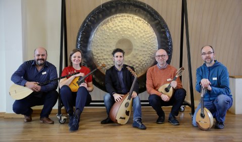 Die Schwestern der Mandoline mit Ihren Spielern und Spielerinnen: (v. l.) Bağlama (Sedat Boyraz), Domra (Olga Dubowskaja), Oud (Shaul Bustan), Mandoline (Steffen Trekel und Jochen Ross). © Christoph Edelhoff, LMR SH