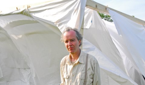 Weißer Riese: Peter Ablinger vor seinem „inneren Wäsche-Ohr“.  Alle Foto: Charlotte Oswald