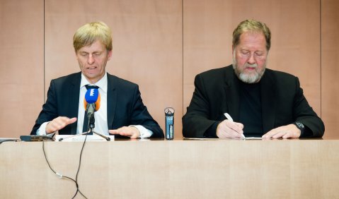 Rüdiger Kruse und Dieter Gorny mit Geld im Gepäck. Foto: Hufner