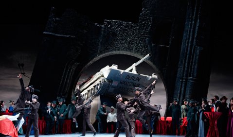 Krakowiak-Tänzer, sowie der Chor, Extrachor und die Statisterie der Oper Frankfurt. Foto: Barbara Aumüller.
