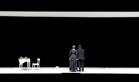 Blick ins Schwarze: „Jenufa“ an der Dt. Oper Berlin. Foto: Monika Rittershaus im Auftrag der DEUTSCHEN OPER BERLIN 