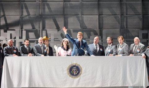 Kate Allen, Alejandro Marco-Buhrmester, Opernchor des Staatstheater Augsburg. Foto: Jan-Pieter Fuhr