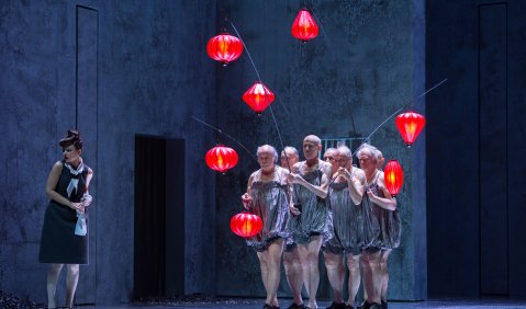 Die „Rote Laterne“ von Christian Jost an der Oper Zürich. Foto: Monika Rittershaus