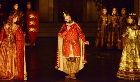 Emily Hindrichs (Costanza), Franco Fagioli (Riccardo I.), Claire Lefilliâtre (Pulcheria). Foto: Falk von Traubenberg