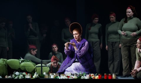  Cassandre (Tatia Jibladze) | Opernchor und Extrachor des Theaters Kiel. Foto: Copyright: Olaf Struck