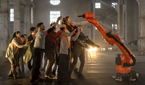 Das Mensch-Maschine-Tanztheaterstück «kinesphere» mit einem Industrieroboter. Foto: Jan-Pieter Fuhr