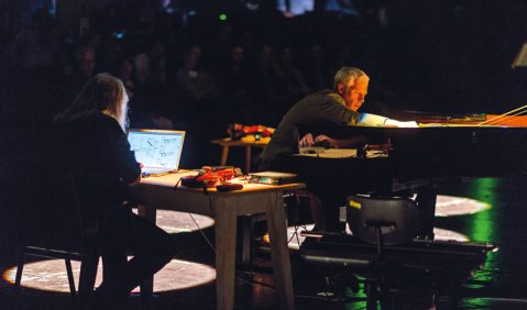 Künstlerische Forschung im Konzertsaal: Deniz Peters (am Klavier) beim Konzert „Horizonte“. Foto: Johannes Gellner