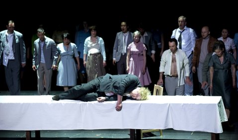 Ashley Holland in der Titelpartie sowie Chor und Statisterie der Oper Frankfurt im Sallinens „Kullervo“. Foto: Monika Rittershaus