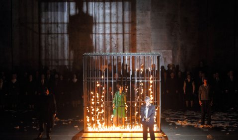 La Juive: Ain Anger (Le Cardinal Jean-François de Brogni), Aleksandra Kurzak (Rachel), Roberto Alagna (Eléazar), Chor der Bayerischen Staatsoper. Foto:   © Wilfried Hösl