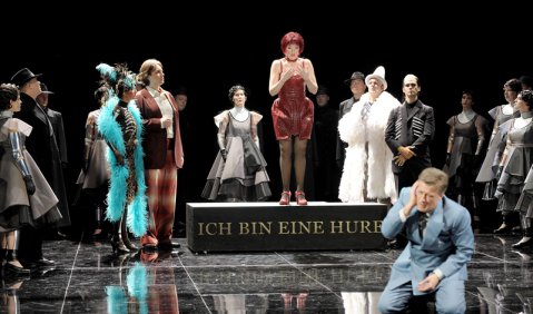 Sinéad Mulhern und das Ensemble der Komischen Oper. Foto: Monika Rittershaus 