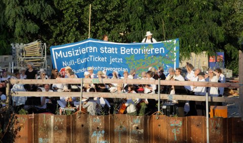 Musiker besetzen Autobahnbaustelle in Berlin. Foto: Lebenslaute