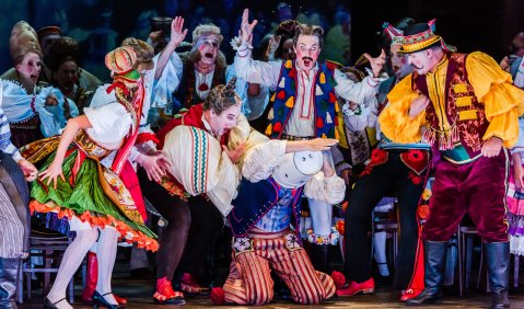 Hans (Patrick Vogel), Chor der Oper Leipzig. Foto: Kirsten Nijhof.