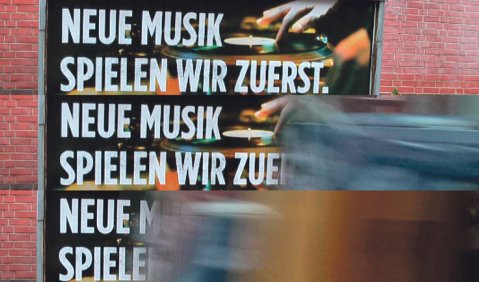 Wer spielt Neue Musik zuerst? Foto und Montage: Martin Hufner