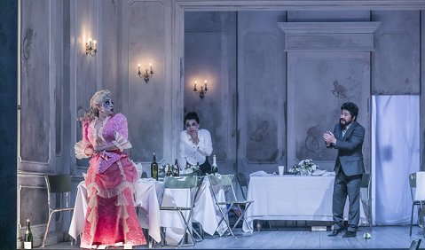 La Traviata am Theater Lübeck. María Fernanda Castillo (Violetta Valéry), Hojong Song (Gastone), Jaesig Lee (Flora Bervoix). Foto: Jochen Quast