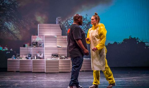  Owen Metsileng (Bouba), Emma McNairy (Lena). Foto © Olaf Malzahn