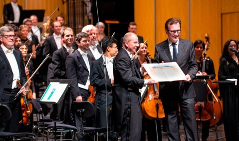 GMD Hermann Bäumer und DMV-Präsident Axel Sikorski bei der Preisverleihung im Rahmen des 6. Sinfoniekonzertes am 26.4.2019. Foto: Andreas Orban