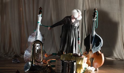 Ans Instrumentarium gefesselt: Daniel Gloger als Großmutter in Eunyoung Kims „Mama dolorosa“. Foto: Regine Körner