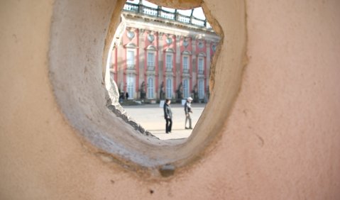 Hinter der Mauer gibt es Leben. Symbolfoto: Hufner